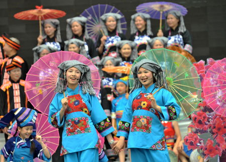 Bildnummer: 53817504 Datum: 24.02.2010 Copyright: imago/Xinhua (100225) --  LONGZHOU, Feb. 25, 2010 (Xinhua) -- Women of the Zhuang ethnic group play  the Tianjin , a local stringed musical instrument literally meaning the