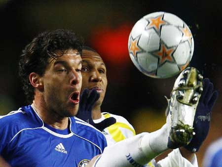 Chelsea's Michael Ballack (L) controls the ball in front of Aurelio Mehmet of Fenerbahce in their Champions League quarter-final second leg soccer match in London April 8, 2008. (Xinhua/Reuters Photo)