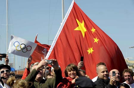 Local people wait to watch the Olympic flame in San Francisco, the United States, April 9, 2008. San Francisco is the sixth stop of the 2008 Beijing Olympic Games torch relay outside the Chinese mainland.