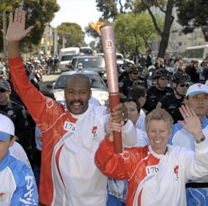 Torchbearers Robert McDaniels (L) and Cindy Stinger run with the torch in San Francisco, the United States, April 9, 2008. San Francisco is the sixth stop of the 2008 Beijing Olympic Games torch relay outside the Chinese mainland