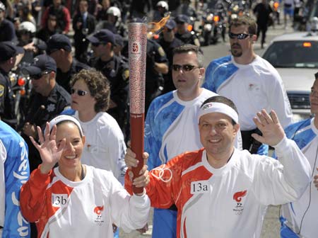 Torchbearers Cherice Gerson (L) and Mark Meyers run with the torch in San Francisco, the United States, April 9, 2008. San Francisco is the sixth stop of the 2008 Beijing Olympic Games torch relay outside the Chinese mainland. 