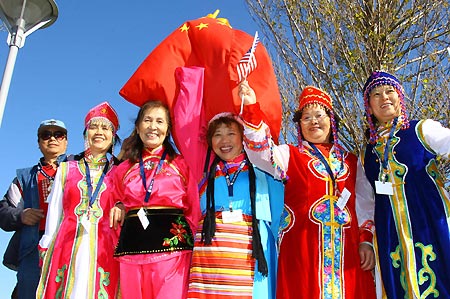 People wait to welcome the Olympic flame before the beginning of the Olympic torch relay in San Francisco, the United States, April 9, 2008. San Francisco is the sixth stop of the 2008 Beijing Olympic Games torch relay outside the Chinese mainland.