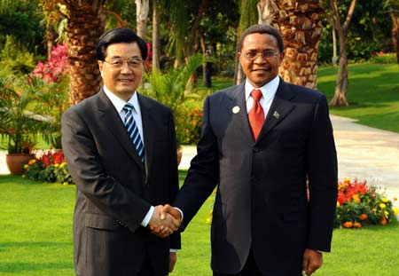 Chinese President Hu Jintao and Tanzanian President Jakaya Mrisho Kikwete on Friday pledged to make concerted effort to promote the traditional friendship and practical cooperation between the two countries.