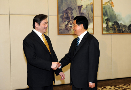 Chinese President Hu Jintao (R) meets with Mongolian President Nambaryn Enkhbayar in Sanya, south China's Hainan Province, April 11, 2008. Enkhbayar is to attend the annual meeting 2008 of the Boao Forum for Asia, to be opened in Boao, also in Hainan Province, on April 12. 