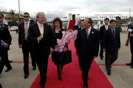 Australian Prime Minister Kevin Rudd (L Front) talks with Li Changjiang (R Front), head of China's General Administration of Quality Supervision, Inspection and Quarantine, upon his arrival at the airport in Sanya, south China's Hainan Province, April 11, 2008.