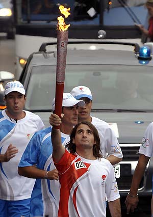  Torchbearer Javier Conte raise the torch during the torch relay in Buenos Aires, Argentina, April 11, 2008. Buenos Aires is the 7th stop of the 2008 Beijing Olympic Games torch relay outside the Chinese mainland