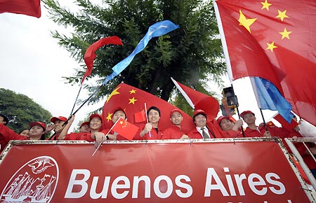 Spectators wait for the torch relay in Buenos Aires, Argentina, April 11, 2008. Buenos Aires is the 7th stop of the 2008 Beijing Olympic Games torch relay outside the Chinese mainland.