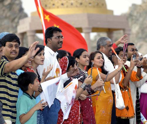 Photo: Local residents hail for the Olymic flame 