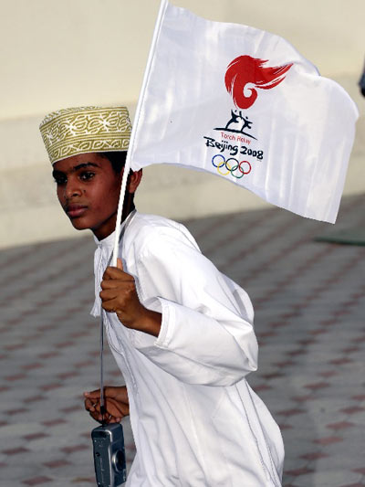 Photo: Omani child waits for the torch