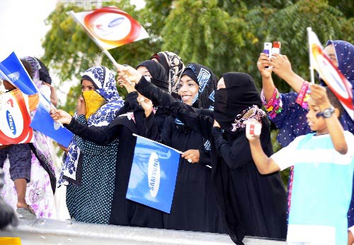 Photo: Local residents hail for the Olymic flame