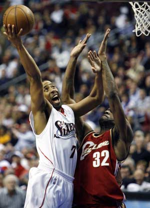 Philadelphia 76ers guard Andre Miller (7) shoots over the defense of the Cleveland Cavaliers forward Joe Smith (32) during fourth quarter NBA basketball action in Philadelphia, Pennsylvania, April 14, 2008. 