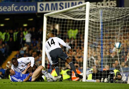 Wigan Athletic's Emile Heskey (2nd L) scores against Chelsea during their English Premier League soccer match at Stamford Bridge in London April 14, 2008. 