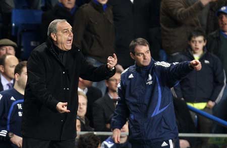 Chelsea's manager Avram Grant (L) reacts after Wigan Athletic scored during their English Premier League soccer match at Stamford Bridge in London April 14, 2008.