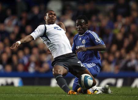 Chelsea's Michael Essien (R) challenges Wigan Athletic's Marcus Bent during their English Premier League soccer match at Stamford Bridge in London April 14, 2008. 