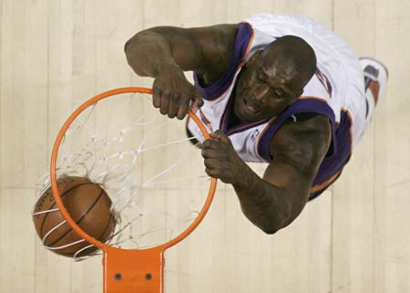 Phoenix Suns' Shaquille O'Neal scores on a dunk shot during first quarter NBA basketball action against the Golden State Warriors in Phoenix, Arizona, April 14, 2008.