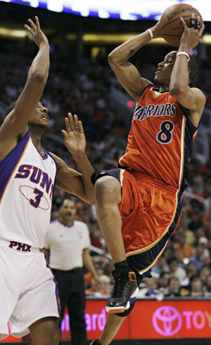 Golden State Warriors Monta Ellis (8) shoots while being guarded by the Phoenix Suns Boris Diaw (3) during third quarter NBA basketball action in Phoenix, Arizona, April 14, 2008.