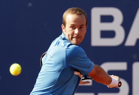  Olivier Rochus of Belgium returns a shot to Roger Federer of Switzerland during their tennis match at the Estoril Open in Lisbon April 15, 2008. 