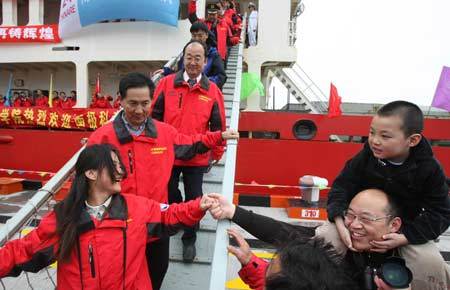 Expedition team members walks out of the ice-breaker Xuelong, or Snow Dragon, after they arrive in Shanghai, east China, April 15, 2008. China&apos;s 24th Antarctic scientific expedition boarding the ice-breaker arrived in Shanghai on Tuesday. 