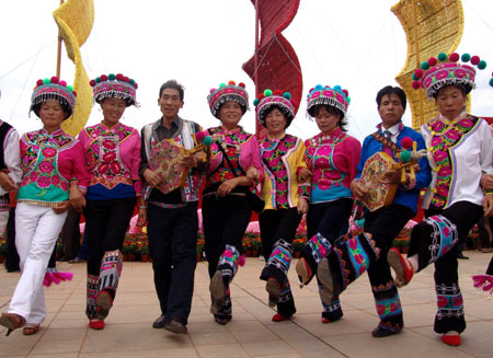  Farmers in traditional clothes of Yi ethnic group perform traditional dance during the ceremony marking the 50th anniversary of the foundation of Chuxiong Yi Autonomous Prefecture of southwest China's Yunnan Province on April 15, 2008. (Xinhua/Chen Haining)