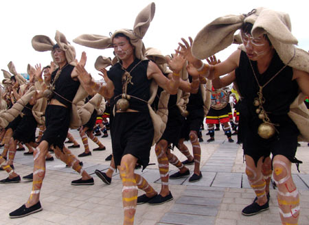 Farmers perform traditional dance during the ceremony marking the 50th anniversary of the foundation of Chuxiong Yi Autonomous Prefecture of southwest China's Yunnan Province on April 15, 2008. (Xinhua/Chen Haining)(