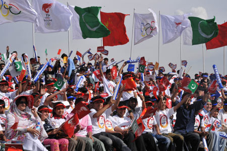 Pakistanis watch the Olympic torch relay in Islamabad, capital of Pakistan on April 16, 2008. 