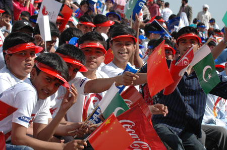  Pakistani children watch the Olympic torch relay in Islamabad, capital of Pakistan, on April 16, 2008. 