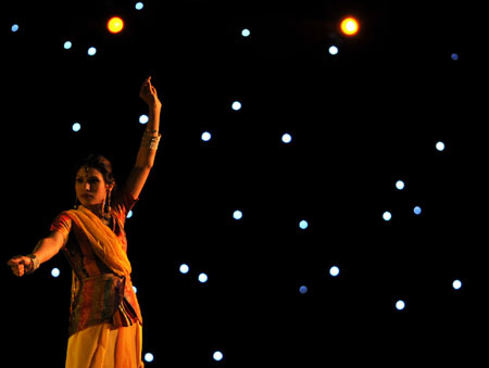  An artist performs at the closing ceremony at Pakistan Sports Complex during the 2008 Beijing Olympic Games torch relay in Islamabad, capital of Pakistan, on April 16, 2008. 