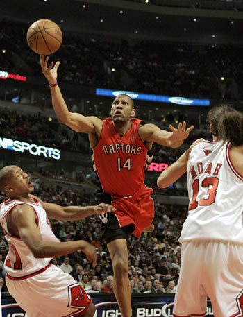 Toronto Raptors forward Joey Graham (C) drives to the basket between Chicago Bulls guard Chris Duhon (L) and forward Joakim Noah in the second quarter of their NBA basketball game in Chicago April 16, 2008. (Xinhua/Reuters Photo)