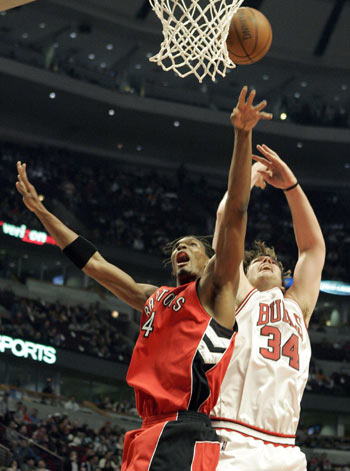 Toronto Raptors forward Chris Bosh (L) and Chicago Bulls center Aaron Gray go up for a rebound in the first quarter of their NBA basketball game in Chicago April 16, 2008.