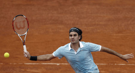 Roger Federer of Switzerland returns a shot to Victor Hanescu of Romania during their match at the Estoril Open tennis tournament in Lisbon April 17, 2008.