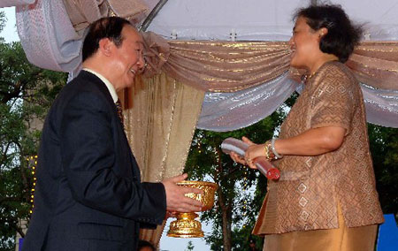 Jiang Xiaoyu (L), chief of the Beijing Olympic Flame delegation, presents a 'Lucky Clouds' Olympic Torch as a gift to Thailand's crown princess Maha Chakri Sirindhorn in Bangkok April 18, 2008.