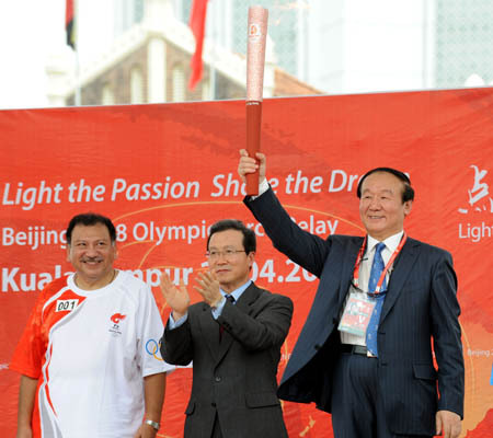 Photo: Jiang Xiaoyu displays Olympic torch