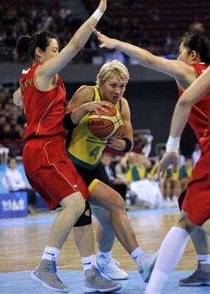 Australia's Erin Phillips (C) breaks through during the preliminary match between China and Australia at the 'Good Luck Beijing' CNPC 2008 Women's Basketball International Tournament at the Beijing Olympic Basketball Gymnasium in Beijing, capital of China, April 20, 2008. Australia lost the match 64-67. 