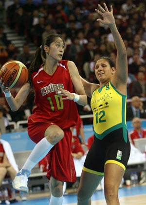 China's Sui Feifei (L) passes the ball during the preliminary match between China and Australia at the 'Good Luck Beijing' CNPC 2008 Women's Basketball International Tournament at the Beijing Olympic Basketball Gymnasium in Beijing, capital of China, April 20, 2008. 