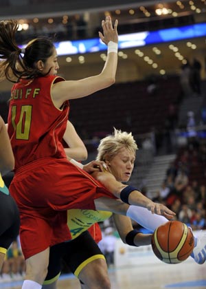 Australia's Erin Phillips (R) vies with a player of China during the preliminary match between China and Australia at the 'Good Luck Beijing' CNPC 2008 Women's Basketball International Tournament at the Beijing Olympic Basketball Gymnasium in Beijing, capital of China, April 20, 2008.  