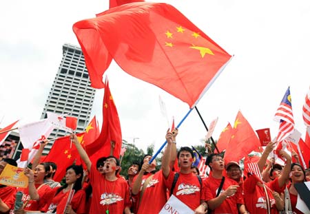 The Olympic torch relay in Kuala Lumpur, the 13th leg of its global journey, started at local time 14:00 Monday at Merdeka Square. (Xinhua Photo)