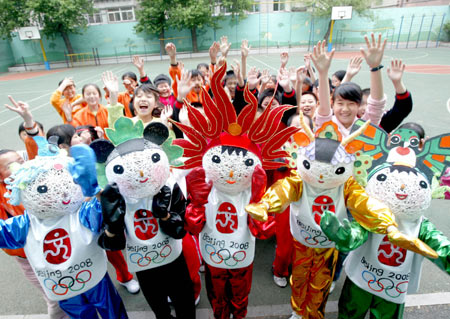 Pupils of the Second Guangrong Primary School show the Beijing Olympic Mascots Fuwa made of paper and ropes in Shenyang, capital of northeast China's Liaoning Province, April 21, 2008. 