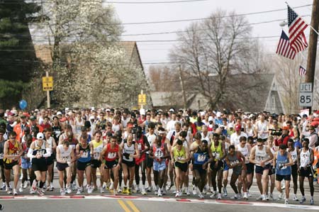 The elite men runners start the 112th running of the Boston Marathon in Hopkinton, Massachusetts April 21, 2008. (Xinhua/Reuters Photo)