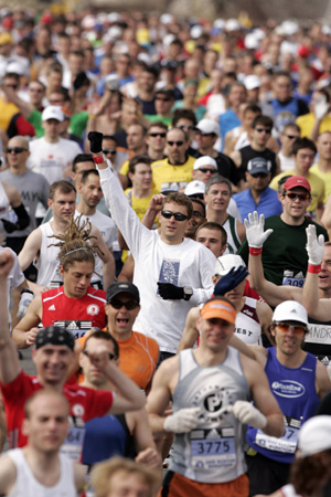 The elite men runners start the 112th running of the Boston Marathon in Hopkinton, Massachusetts April 21, 2008. (Xinhua/Reuters Photo)