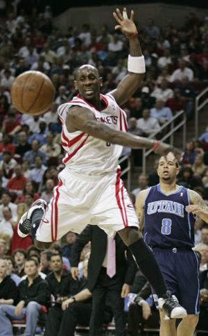 Houston Rockets guard Bobby Jackson (L) loses control of the ball as Utah Jazz guard Deron Williams watches during the first half of Game 2 of their NBA basketball playoff series in Houston April 21, 2008. 