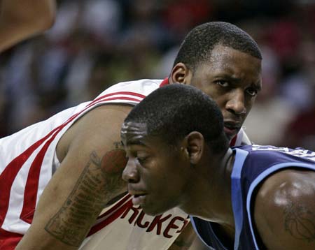  Houston Rockets forward Tracy McGrady (R) is guarded by Utah Jazz guard Ronnie Brewer as he waits for a ball to be thrown inbounds during the first half of Game 2 of their NBA basketball playoff series in Houston, April 21, 2008. 