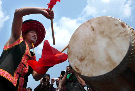  A man of Miao ethnic group beats drum during the folk dance performance in Taijiang County of southwest China's Guizhou Province, April 20, 2008. 