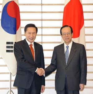 Japanese Prime Minister Yasuo Fukuda (R) shakes hands with visiting South Korean President Lee Myung Bak in Tokyo on Monday, April 21, 2008.(Xinhua/AFP Photo)