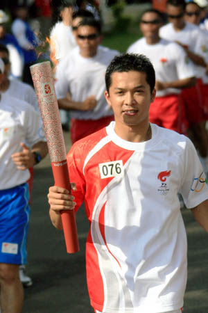 Torchbearer Taufik Hidayat, Olympic badminton champion, runs with the torch in Jakarta, capital of Indonesia, on April 22, 2008. Jakarta is the 14th stop of the 2008 Beijing Olympic Games torch relay.