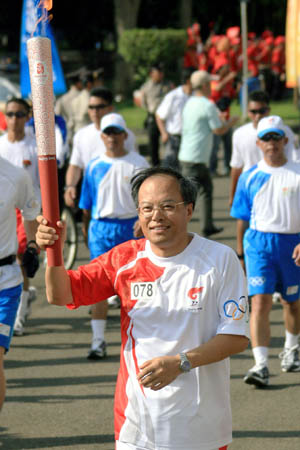 Chinese Ambassador to Indonesia Lan Lijun runs with the torch in Jakarta, capital of Indonesia, on April 22, 2008. Jakarta is the 14th stop of the 2008 Beijing Olympic Games torch relay.