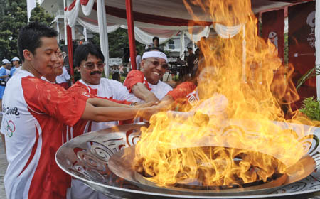 Five torchbearers light the cauldron together in Jakarta, capital of Indonesia, on April 22, 2008. Jakarta is the 14th stop of the 2008 Beijing Olympic Games torch relay.