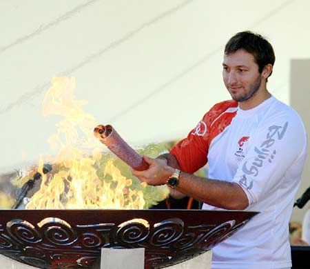 The last torchbearer Ian Thorpe, five-time gold medalist, lights the cauldron in the Commonwealth Park of the capital city of Canberra, April 24, 2008. Canberra is the 15th stop of the 2008 Beijing Olympic Games torch relay. 