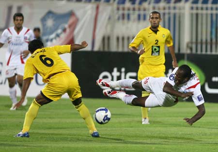 Al-Kuwait club player Mulenessa Norberto(R) fights for the ball with Emirates Al-Wasl club player W.Ismail during their AFC Champions League football match in Kuwait City, April 23, 2008. Al-Kuwait won the match 2-1. (Xinhua/Noufal Ibrahim)