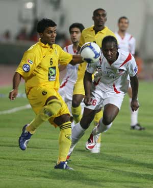 Kuwait's Al-Kuwait club player N.Muro(R) fights for the ball with Emirates Al-Wasl club player W.Ismail during their AFC Champions League football match in Kuwait City, April 23, 2008. 