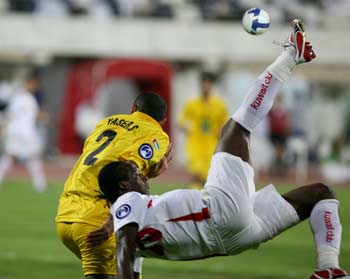 Kuwait's Al-Kuwait club player N.Muro(R) fights for the ball with Emirates Al-Wasl club player Yasser.s during their AFC Champions League football match in Kuwait City, April 23, 2008. 